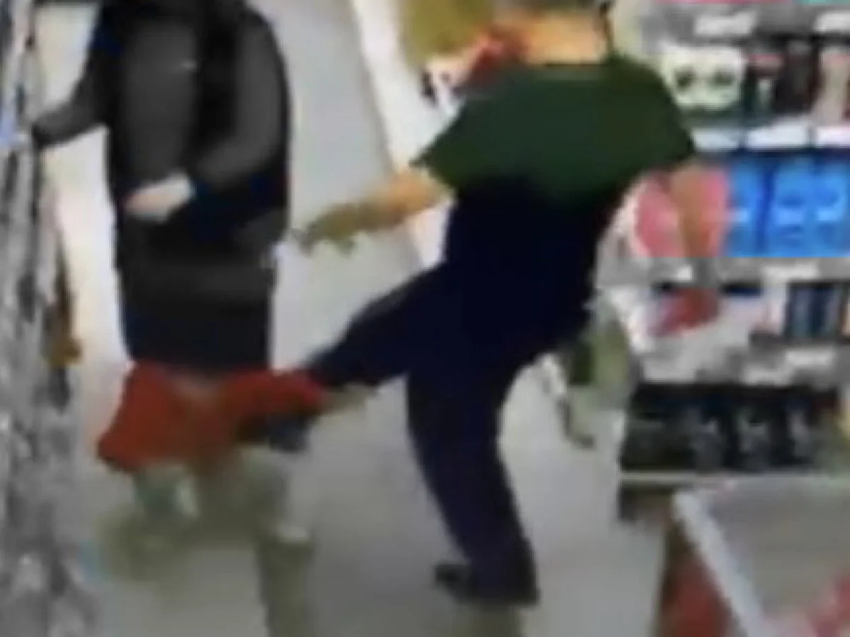 Markette küçük çocuğu tekmeledi!