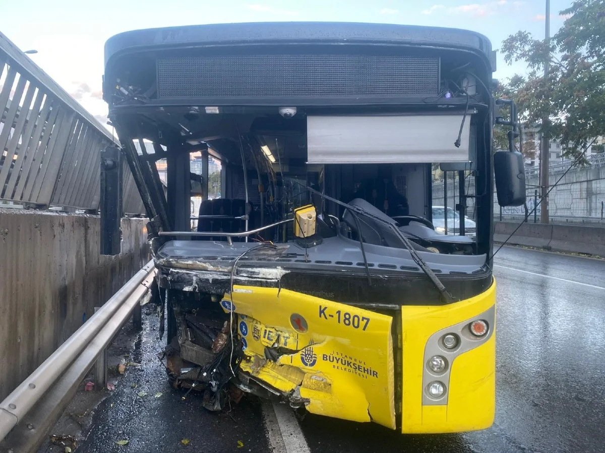 Kadıköy'de alkollü İETT şoförü bariyerlere saplandı: 2 yaralı