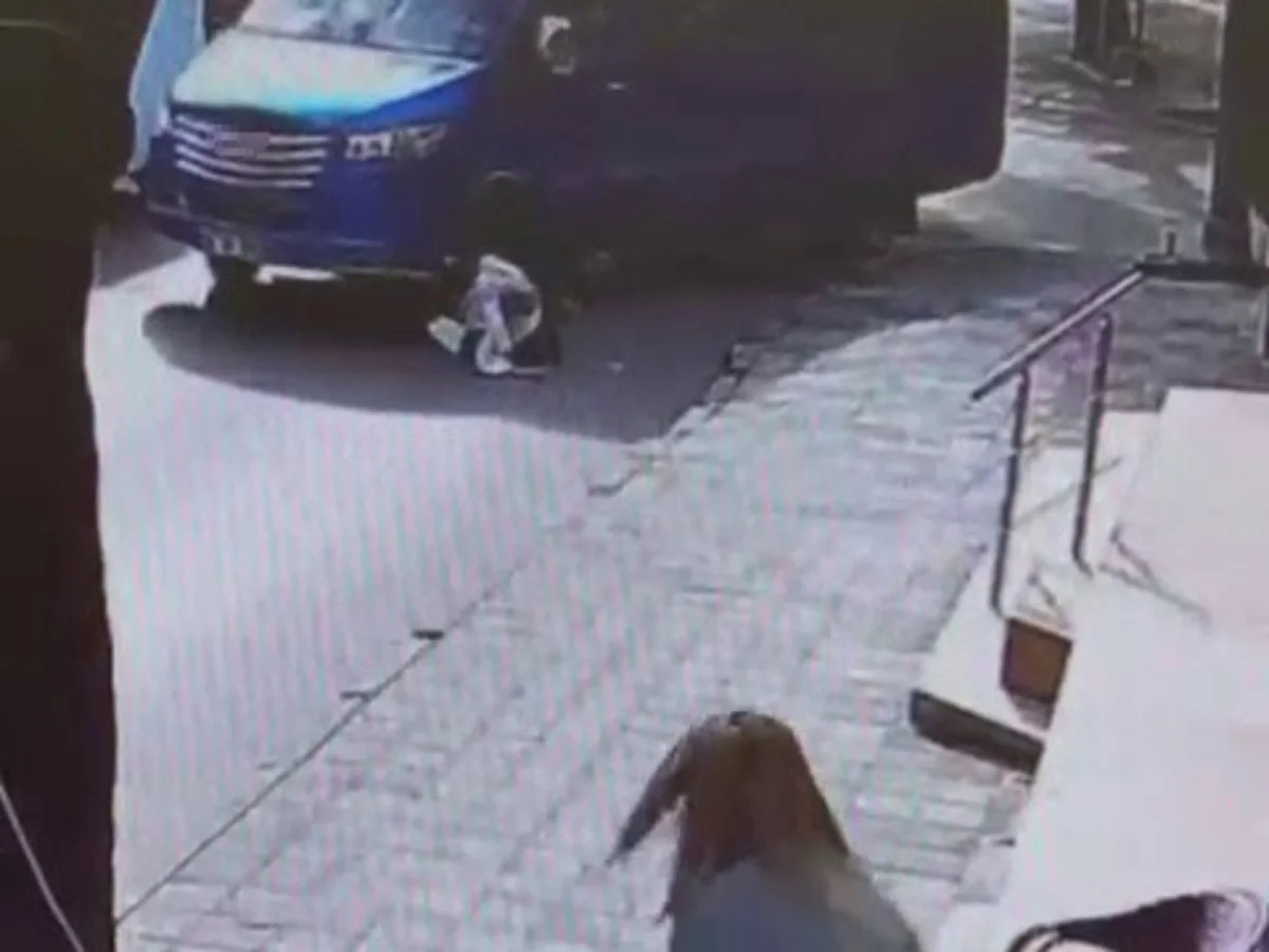 Maltepe’de yolun karşısına geçen kadına minibüs çarptı