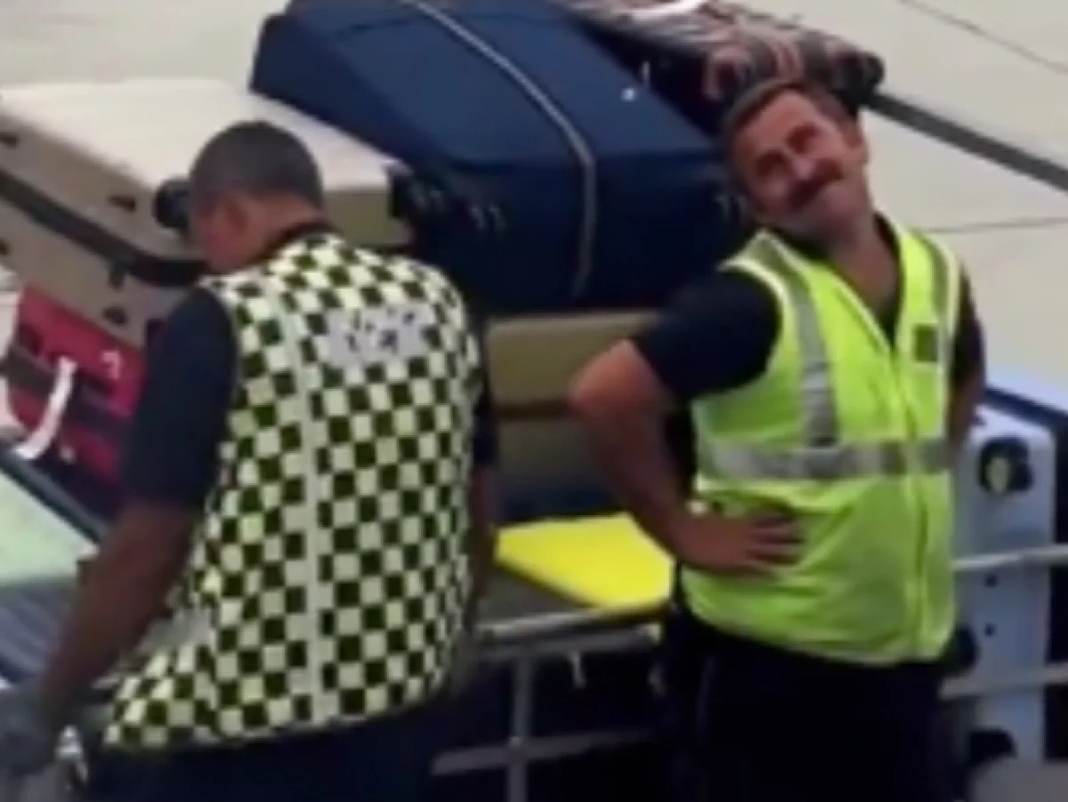 Antalya Havaalimanı'ndaki görevli videoya çekildiğini anladığında olanlar oldu! 