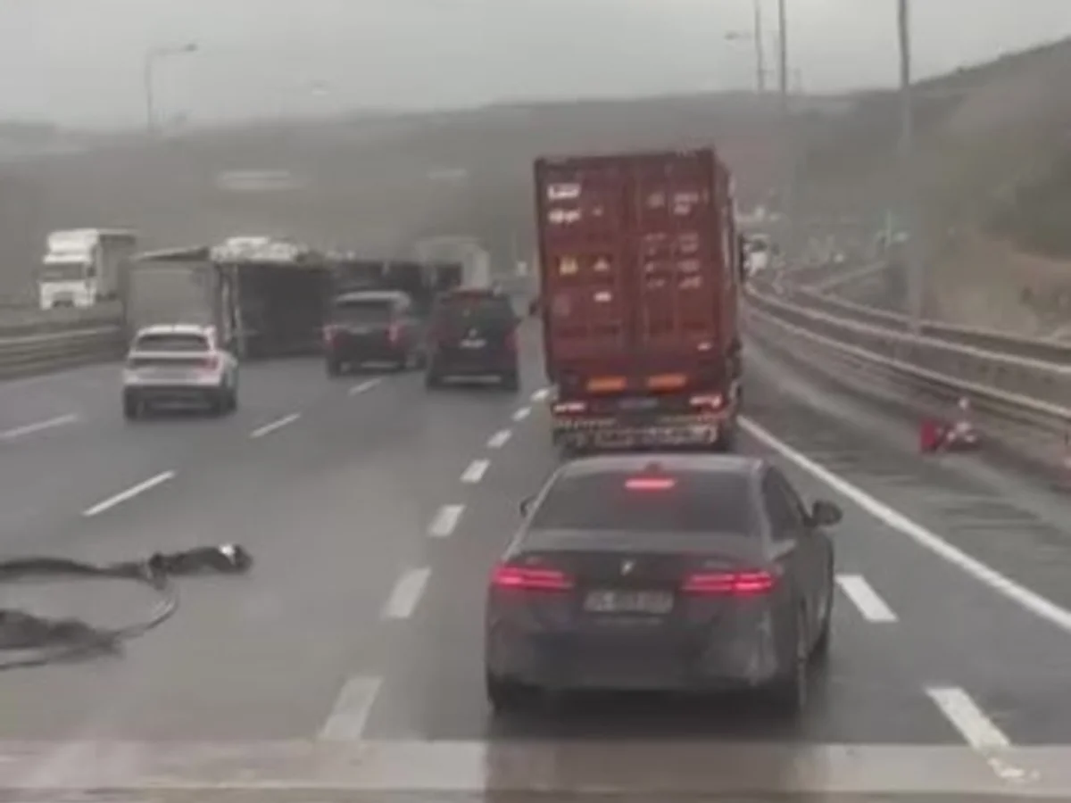 Şiddetli fırtına kamyonet ve tırları devirdi.