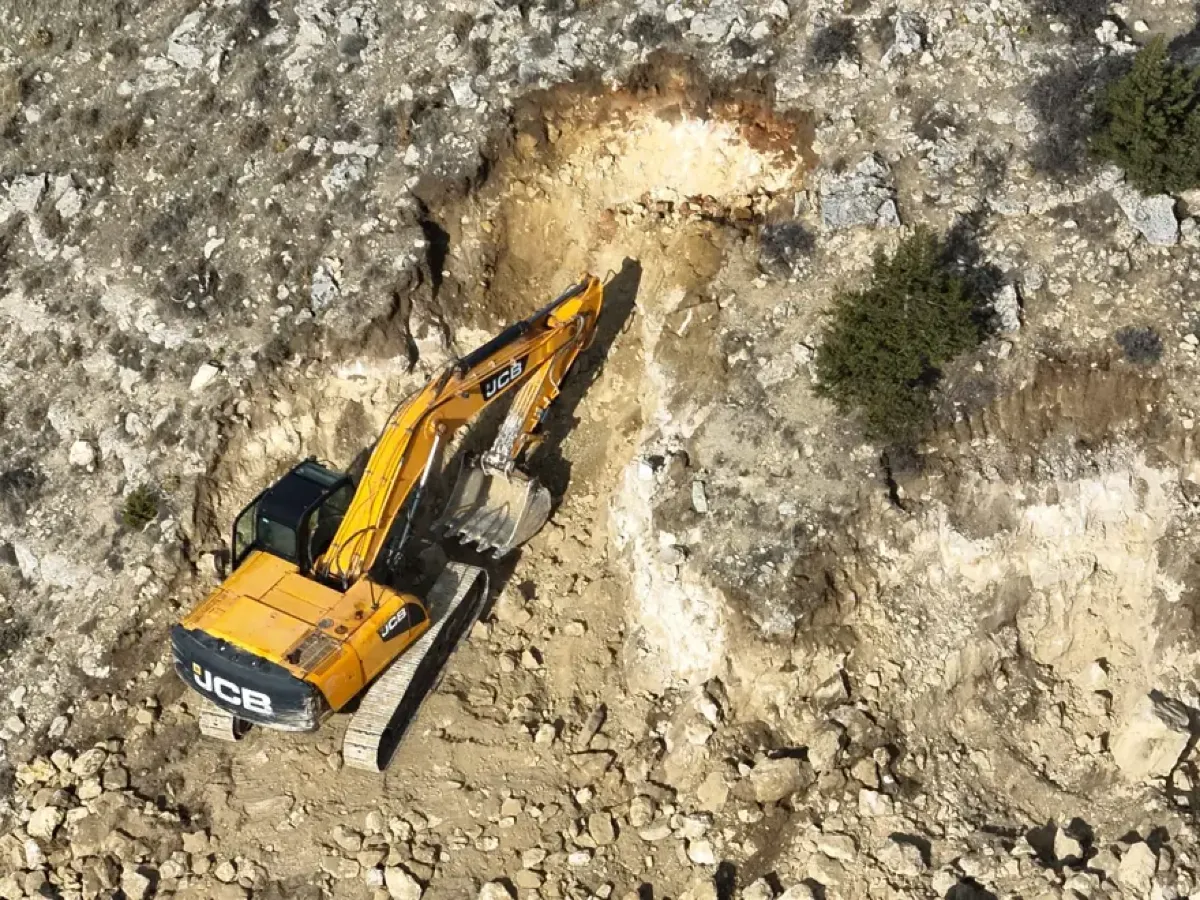 Defineciler işi büyüttü: İş makinesiyle kazı yaparken yakalandılar!
