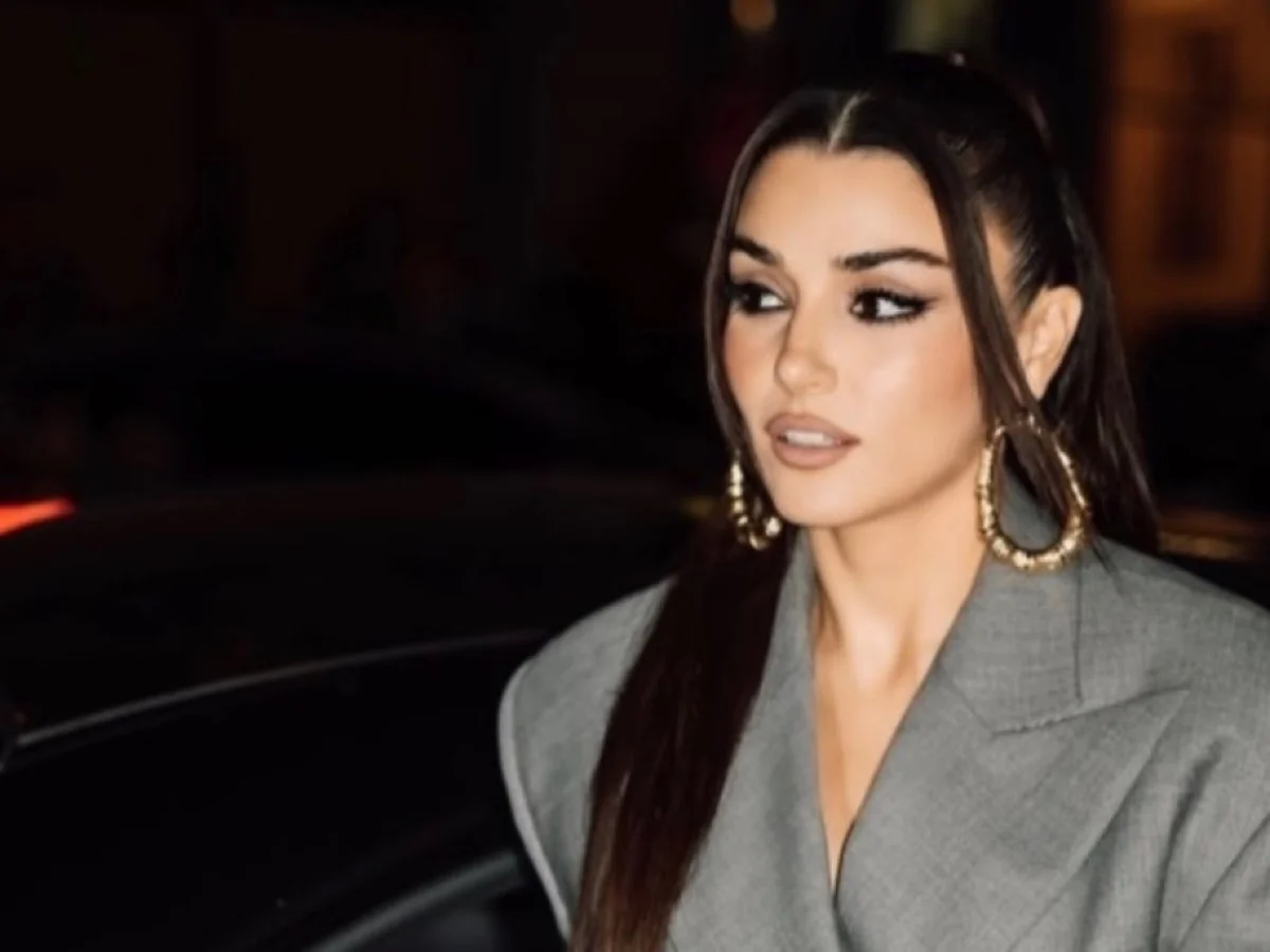 Hande Erçel Paris Moda Haftası’nda Büyüledi!