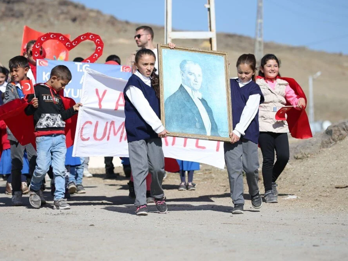Sınır köyünde kalpleri ısıtan Cumhuriyet Bayramı kutlaması!