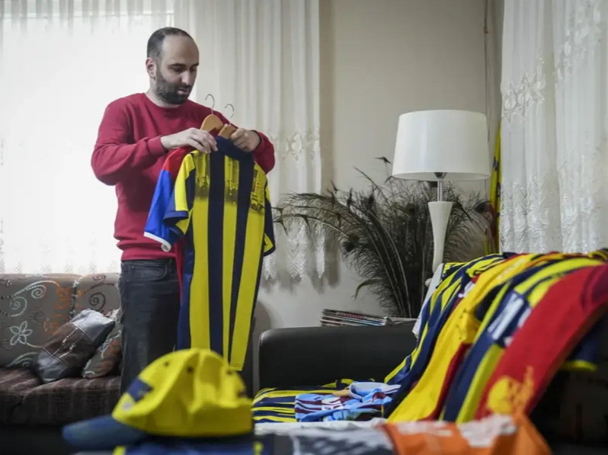 Otizmli gencin futbol sevgisi forma koleksiyonuna dönüştü