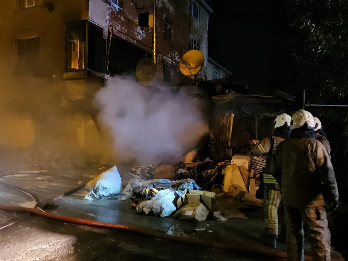 Avcılar'da korkutan yangın! Çorap atölyesi alev alev yandı