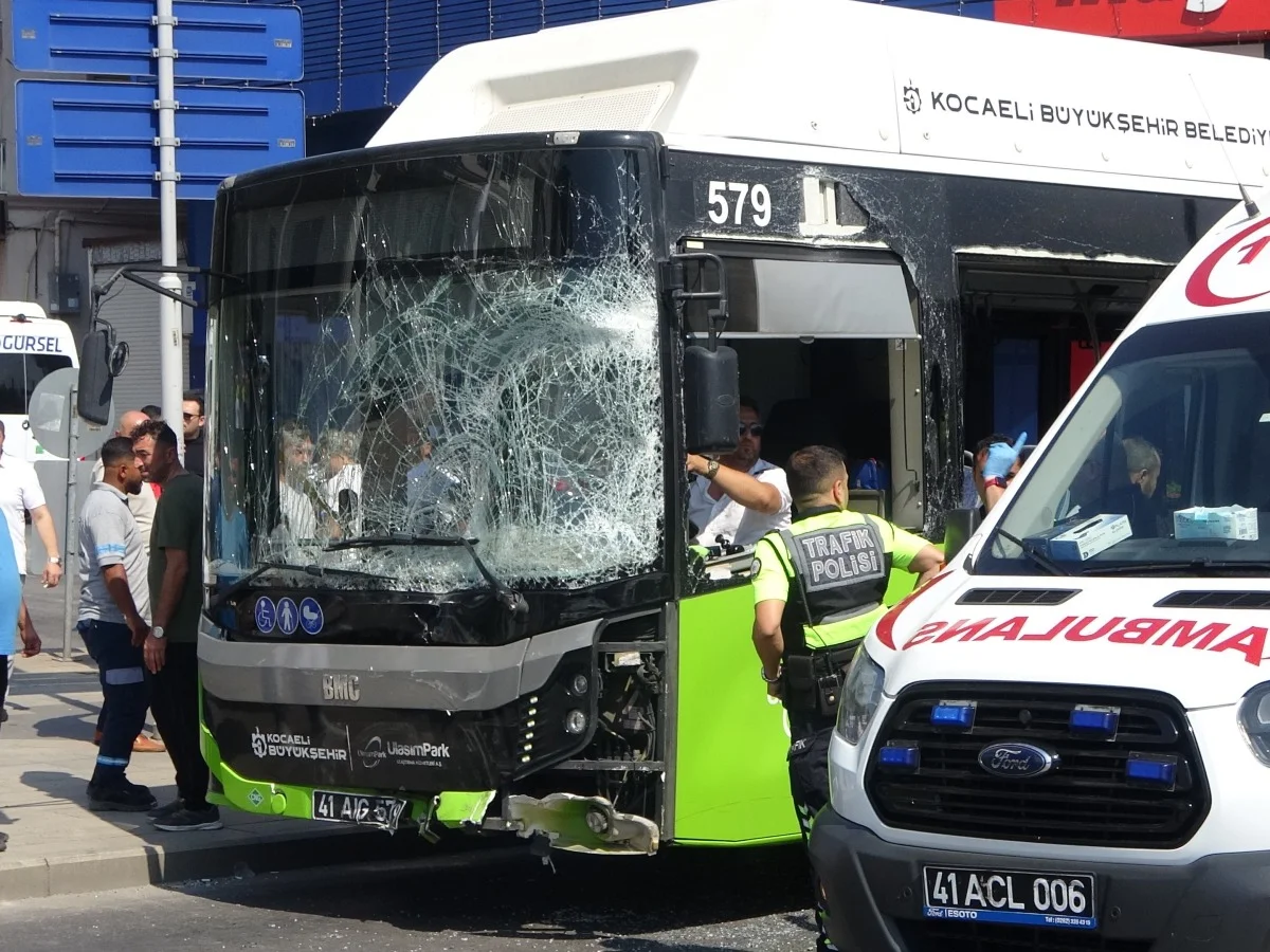 Yolcu otobüsü ile kamyonet çarpıştı: 1'i çocuk 6 yaralı