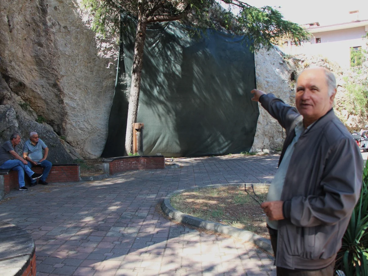 600 yıllık kitabenin üstüne yazdıları şoke etti! Türkiye'de ender sayılıyor