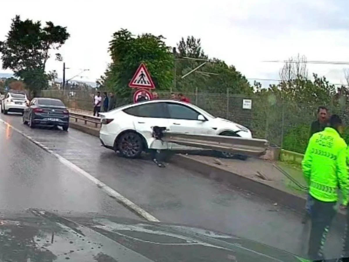 Kontrolden çıkan Tesla bariyere saplandı
