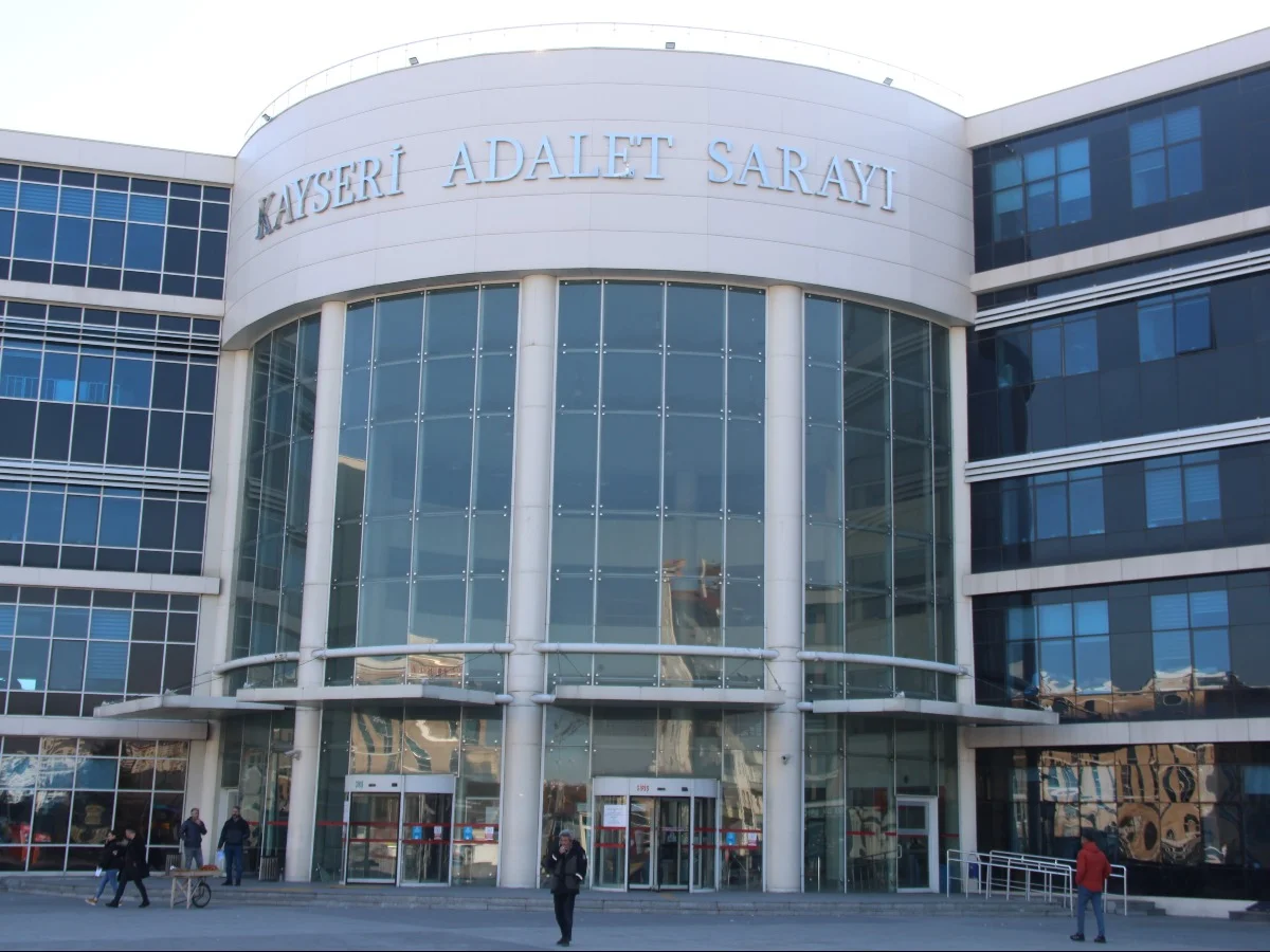 'Yan bakma' cinayeti davasında adliye karıştı