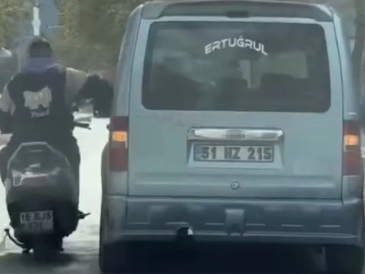 Sohbet etmek için seyir halindeki araca yaslandı!