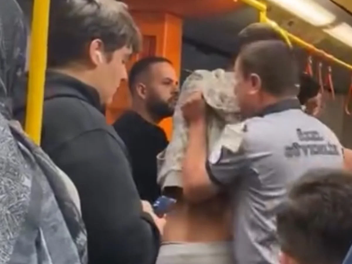 Metro'da yaka paça kavga!