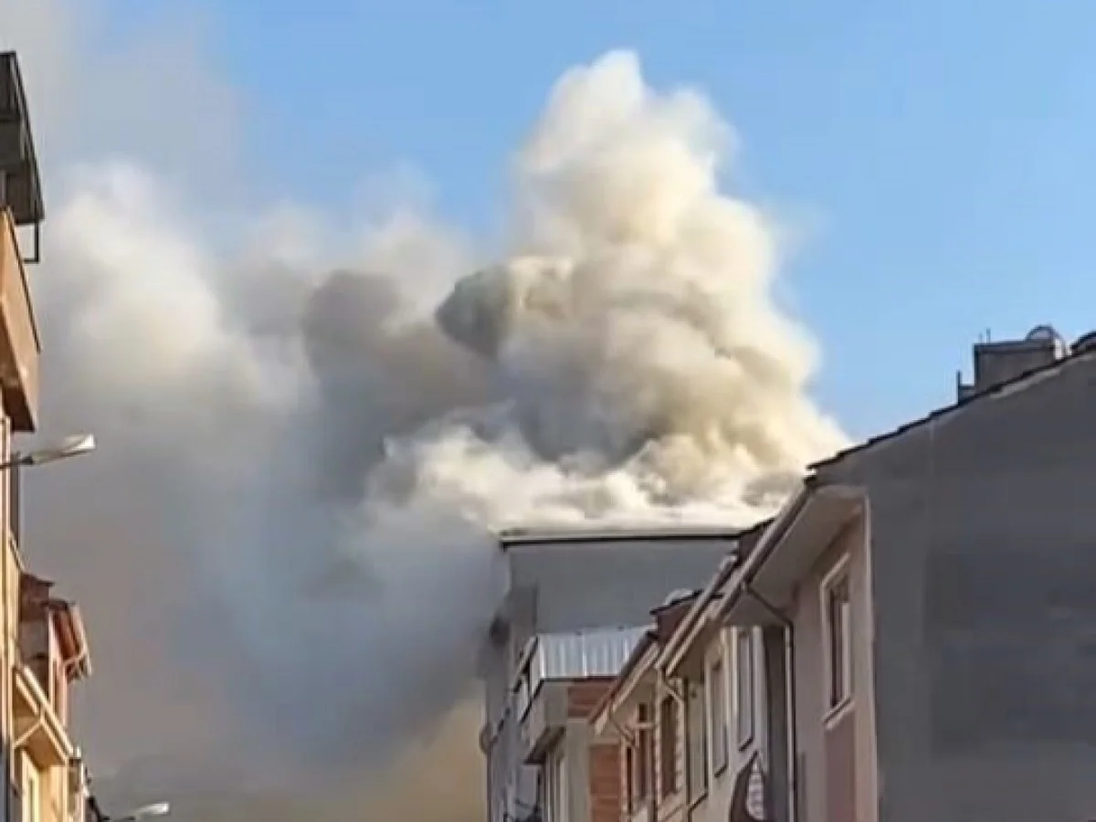 Çatı katında çıkan yangın paniğe neden oldu
