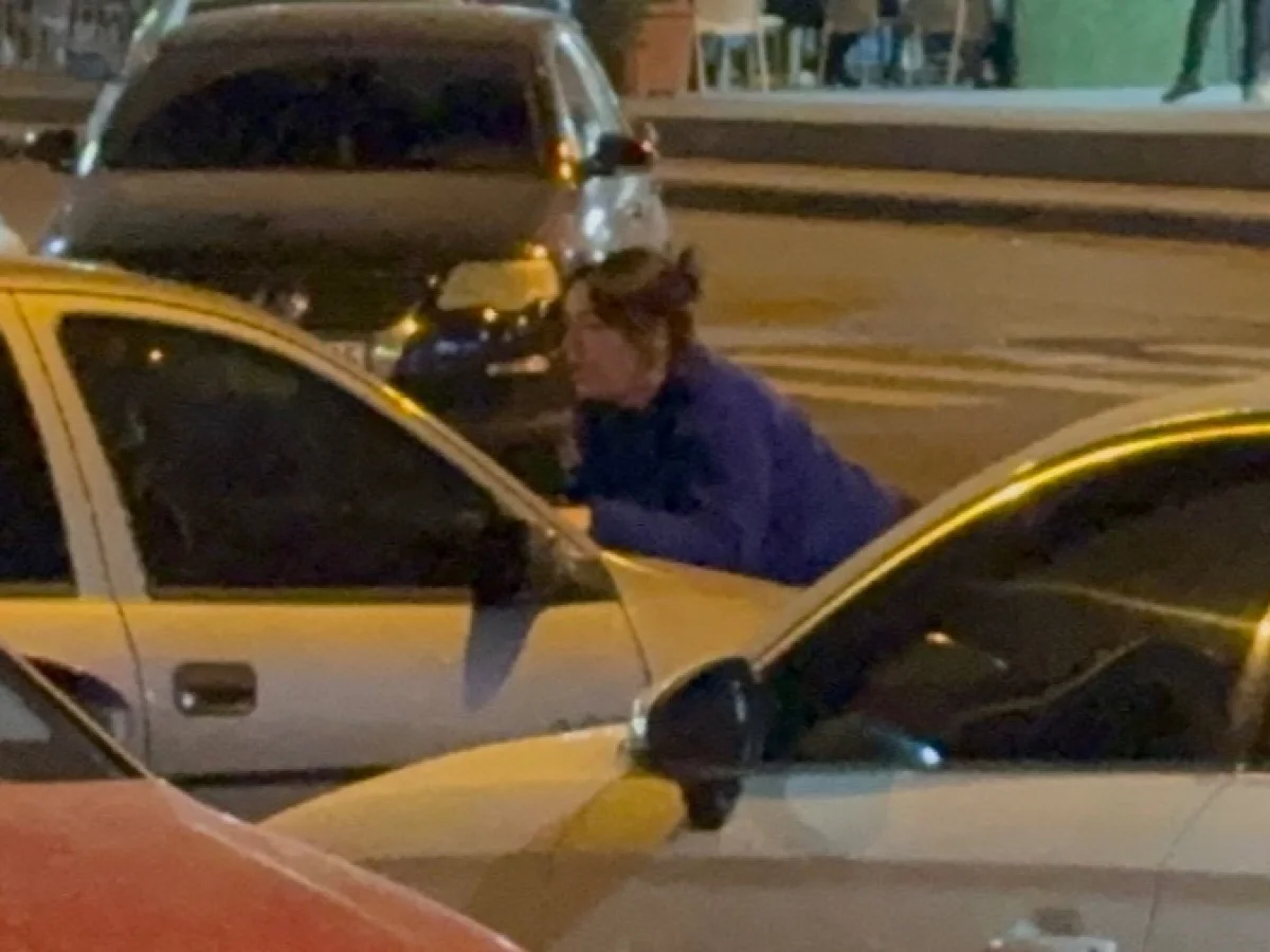 Kocasıyla tartışan kadın otomobilin kaputuna yattı