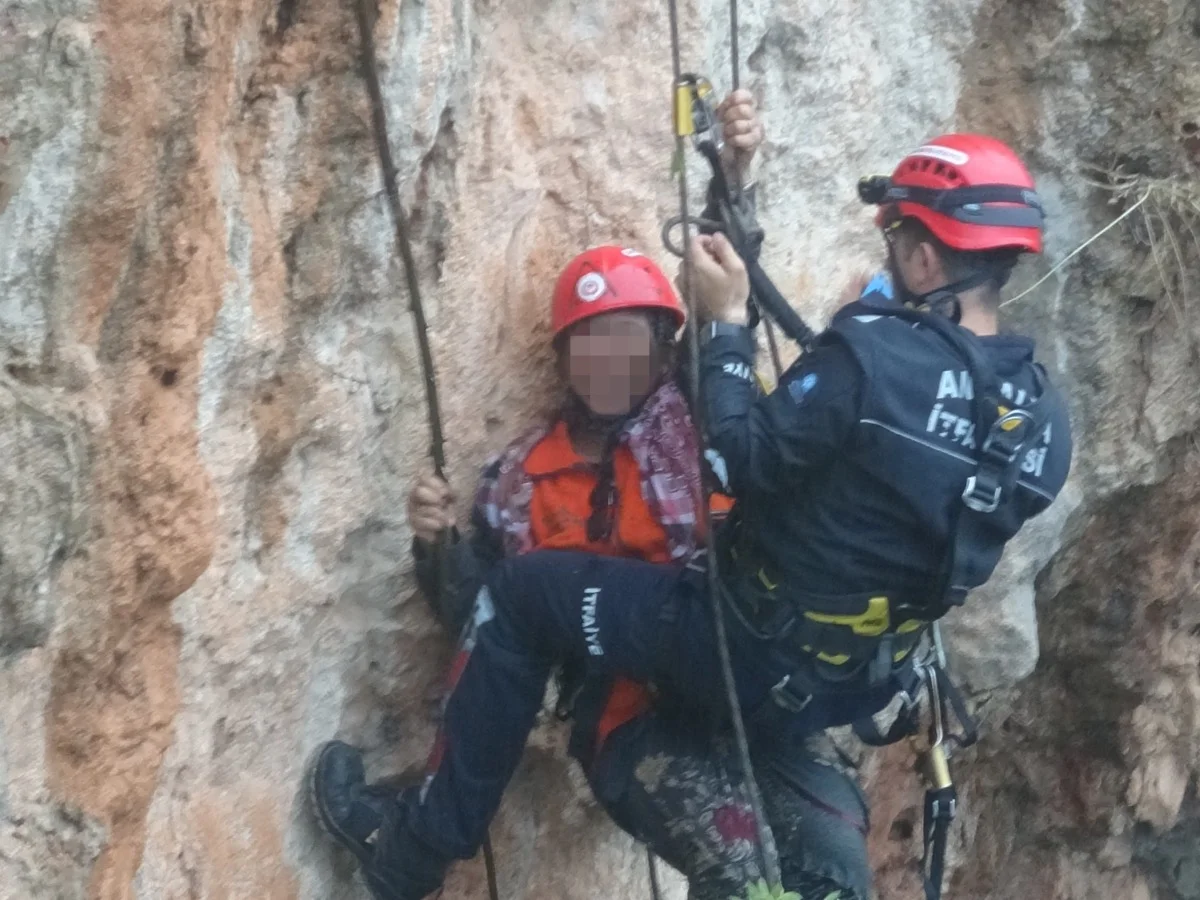 Falezlerde mahsur kalan kadın itfaiyenin zorlu operasyonuyla kurtarıldı