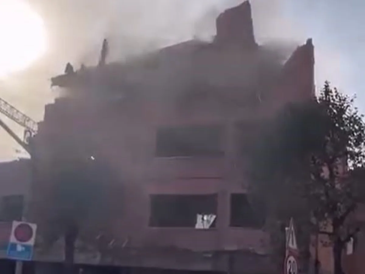 Kontrolsüz yıkım korkuttu: Moloz parçaları caddeye savruldu