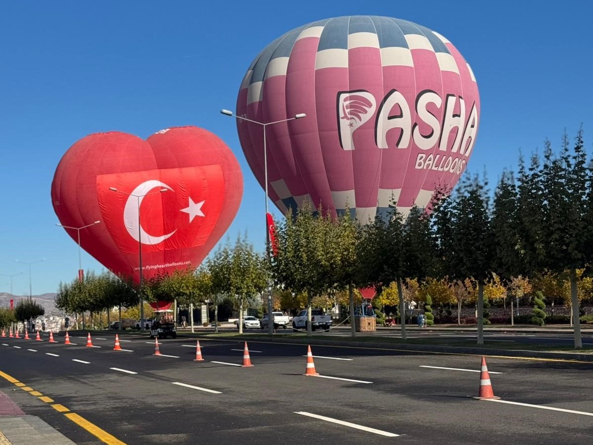 Cumhurbaşkanlığı külliyesine Kapadokya'da üretilen sıcak hava balonları getirildi