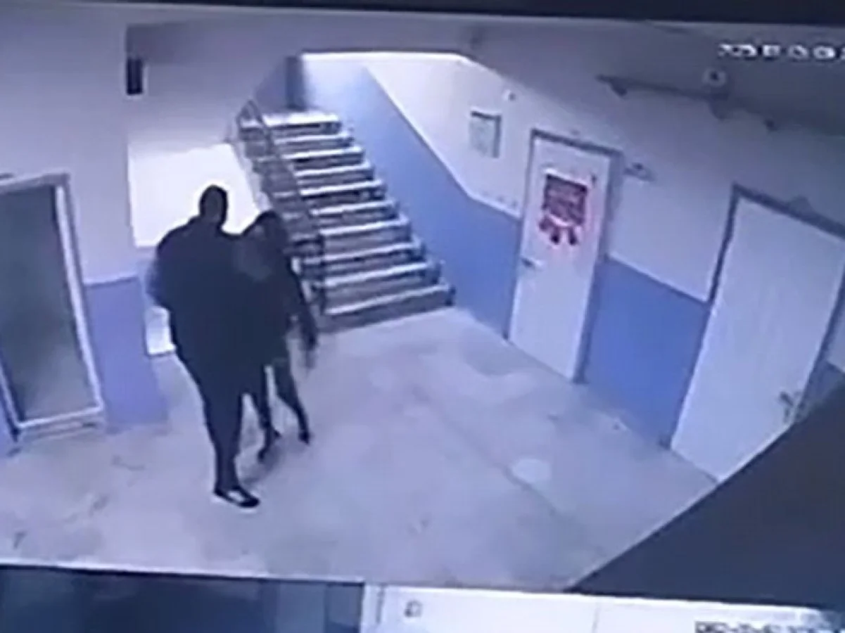 Şoke eden olay! Okul müdürü otizmli öğrenciyi merdivenlerden itti