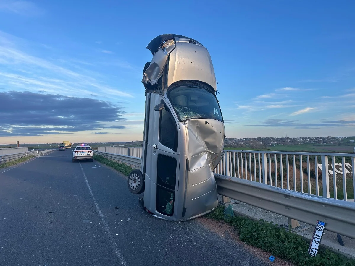 Görenler şaşırdı: Bariyere çarpan araç dik durdu