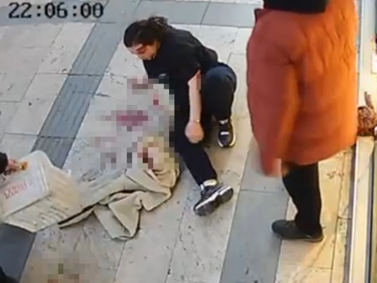 Kadın bıçaklı saldırıya uğradı, esnaflar meyve kasalarıyla kurtardı