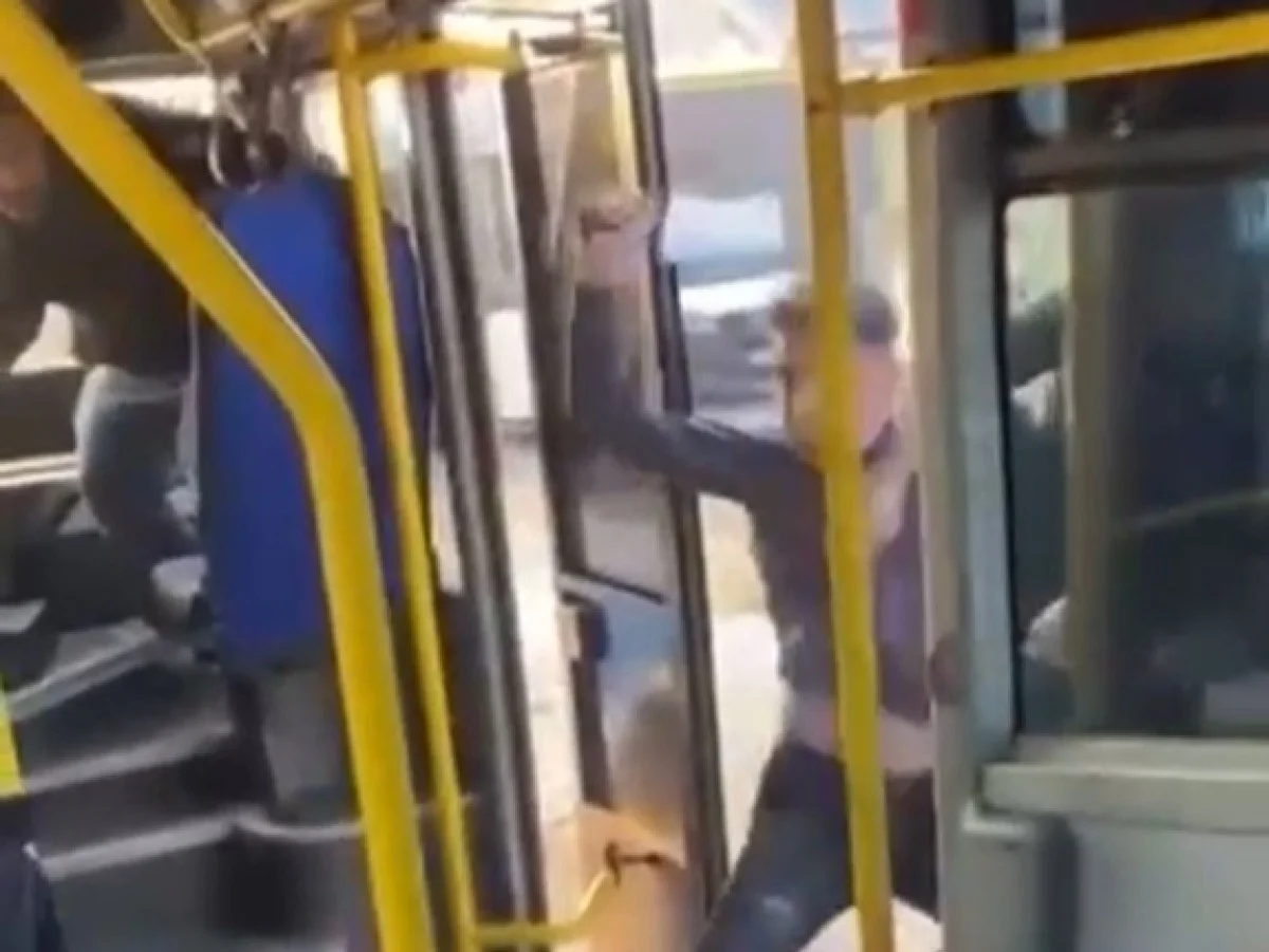 Korkutan görüntüler: Halk otobüsünü satırla bastı!