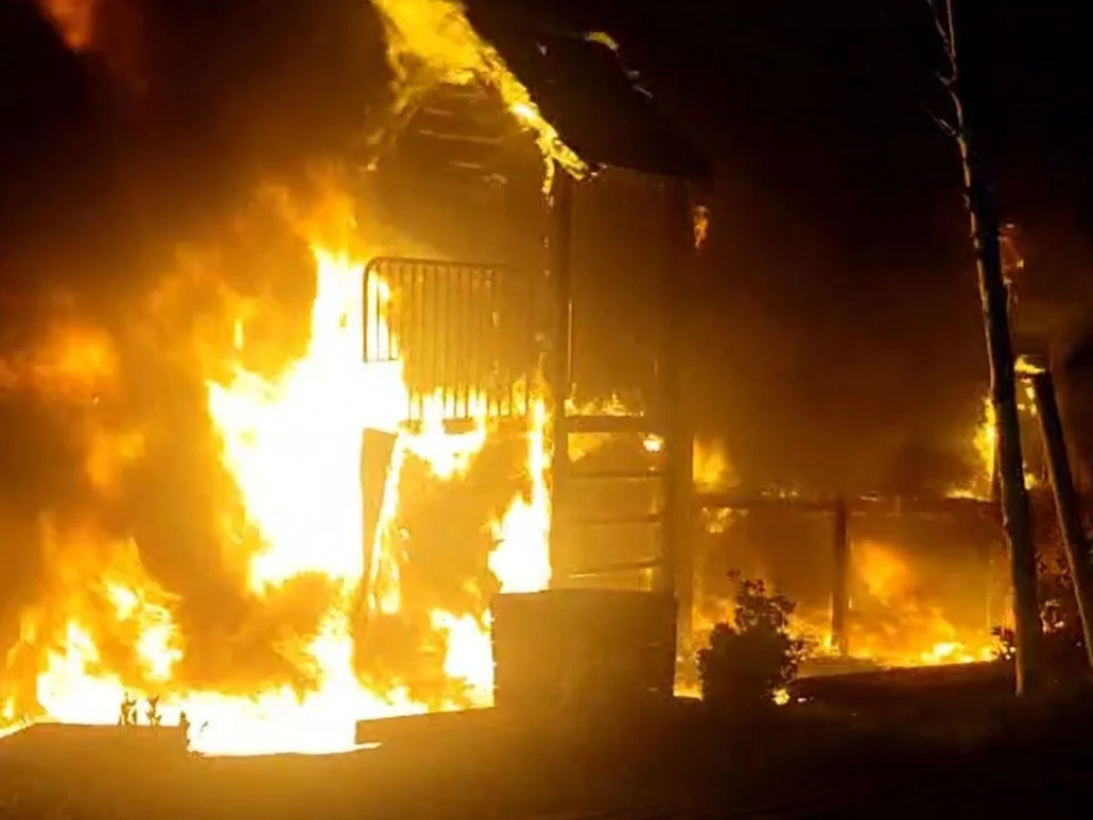 Üşümemek için ateş yaktılar, çocuk parkını küle çevirdiler