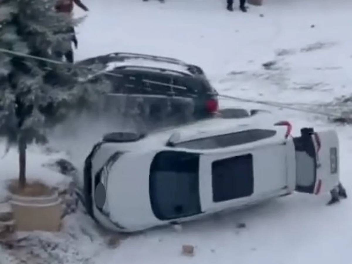 Kayan araç park halindeki aracı devirdi