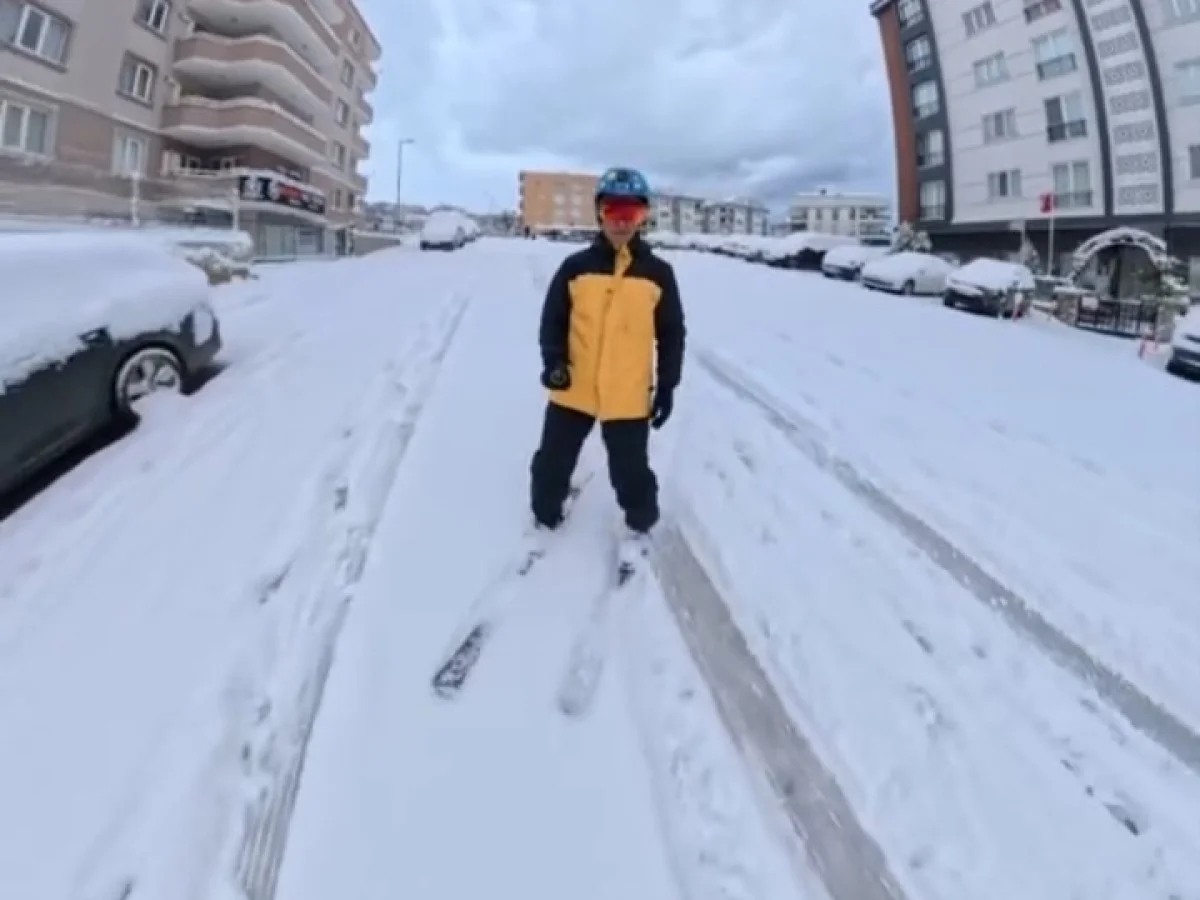 Bursa'da bir şahıs işe kayakla gitti
