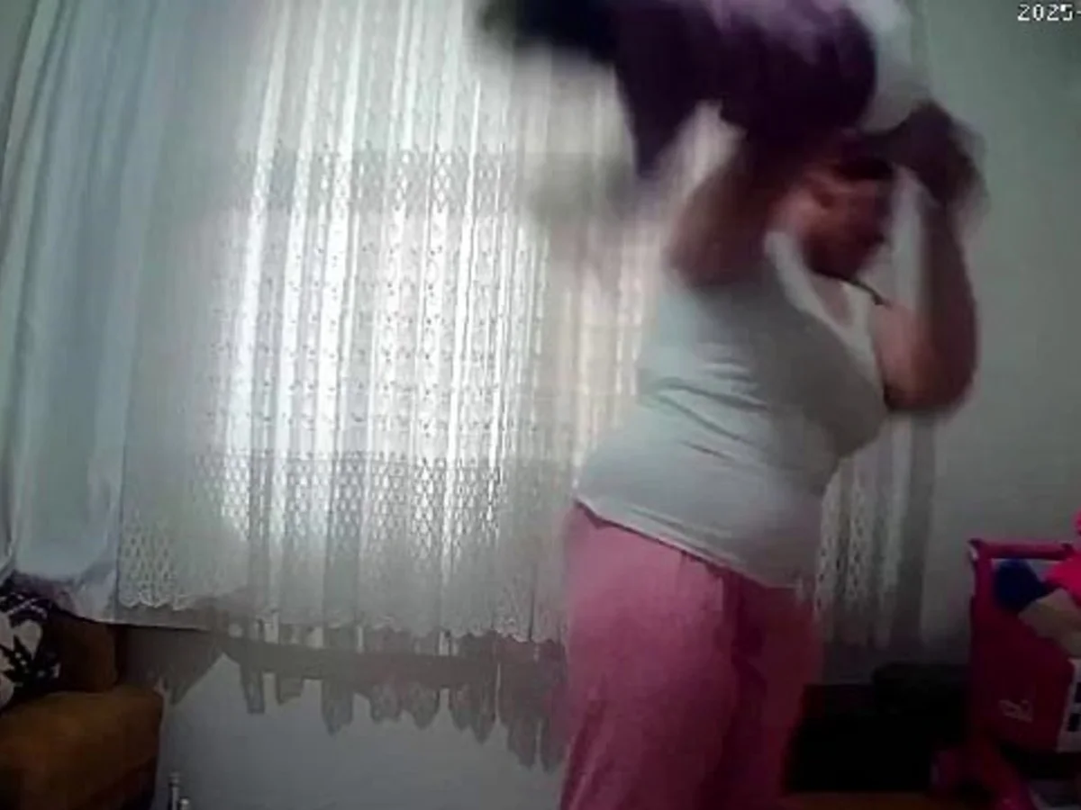 1 yaşındaki bebeğe annenin uyguladağı şiddet güvenlik kamerasında