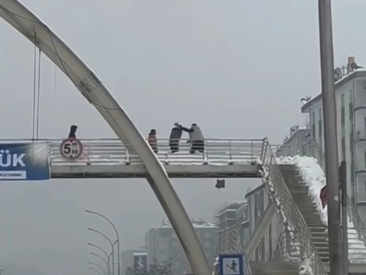 Üst geçitte bir şahıs çocukları öldüresiye dövdü