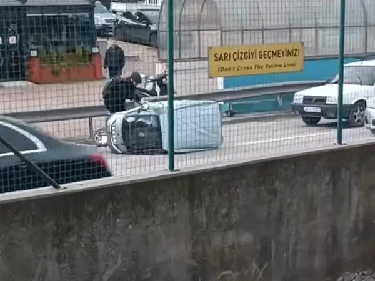 Otomobil rüzgarın etkisiyle devrildi!