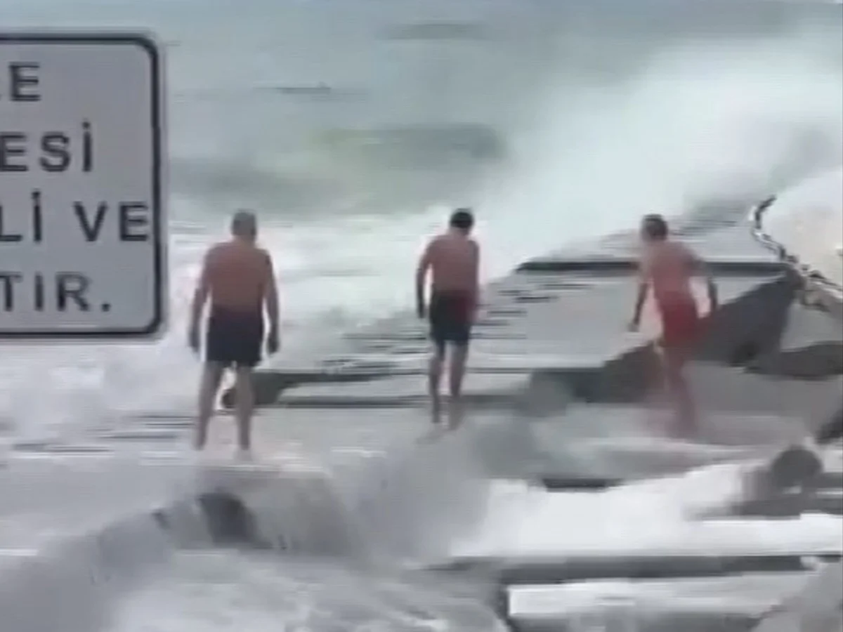 Lodos Caddebostan’ı vurdu, denize giren 3 kişi yaralandı