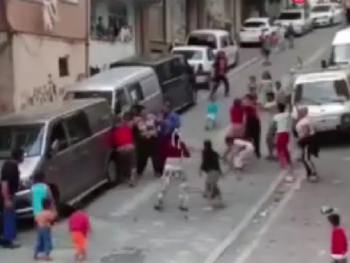 Esenyurt'ta film sahneleri aratmayan kavga! 