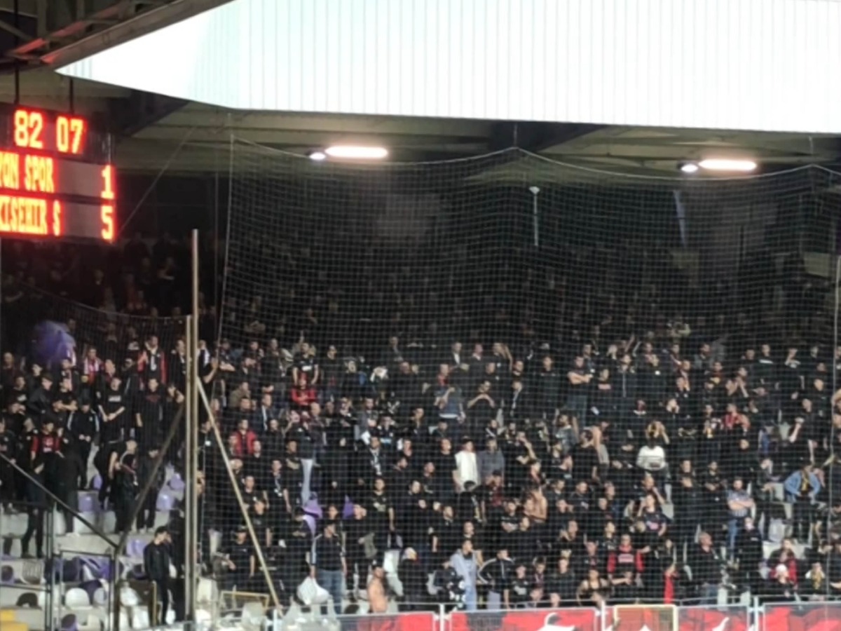 Afyonspor-Eskişehirspor maçında gerginlik! Tribündeki koltukları kırıp sahaya ve rakip taraftara attılar