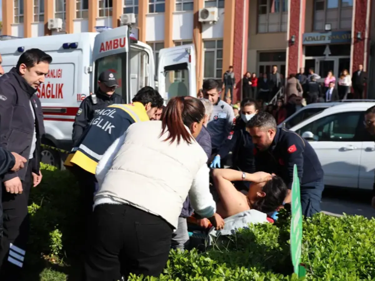 Boşanma davasından çıkıp eşini sırtından bıçakladı