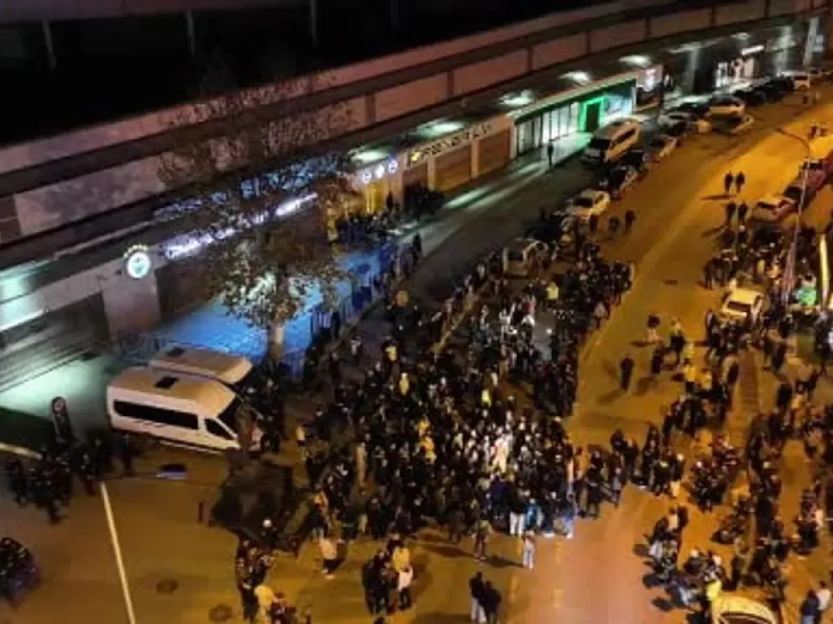 Fenerbahçe taraftarı Sadettin Saran'a destek için stat önünde toplandı