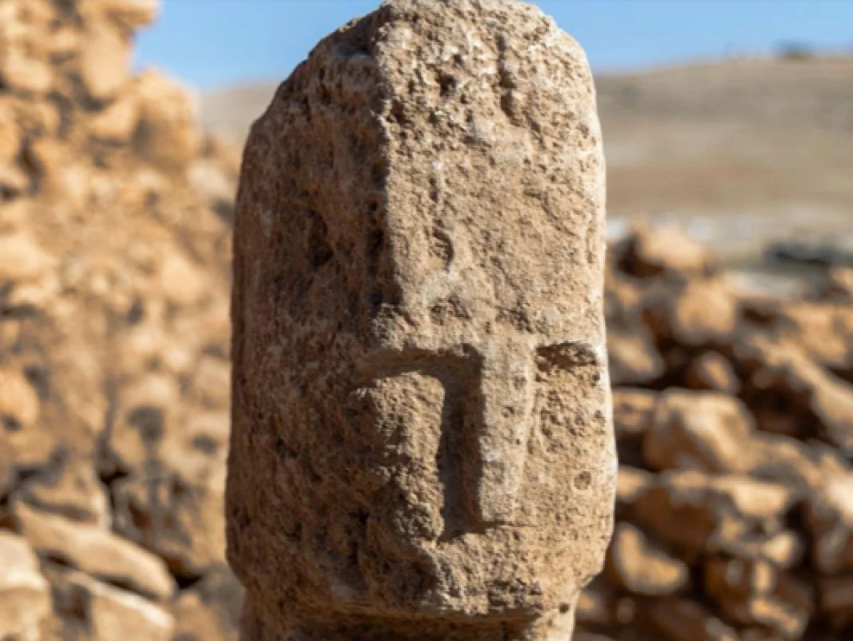 Karahantepe'de önemli keşif! İlk kez insan yüzlü dikili taş bulundu