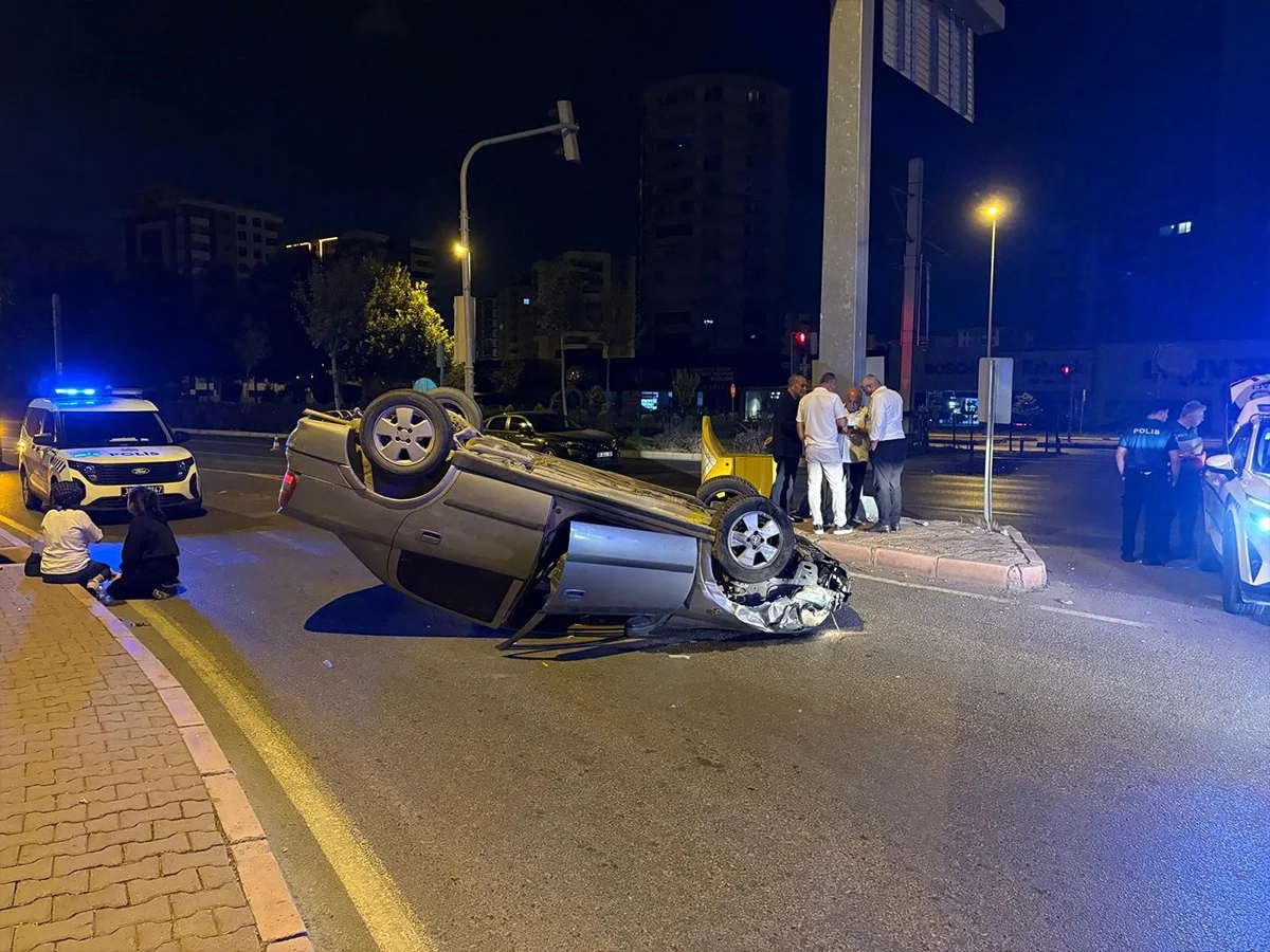 Işıkta bekleyen otomobile arkadan çarpıp takla attı! 2.14 promil alkollü çıktı