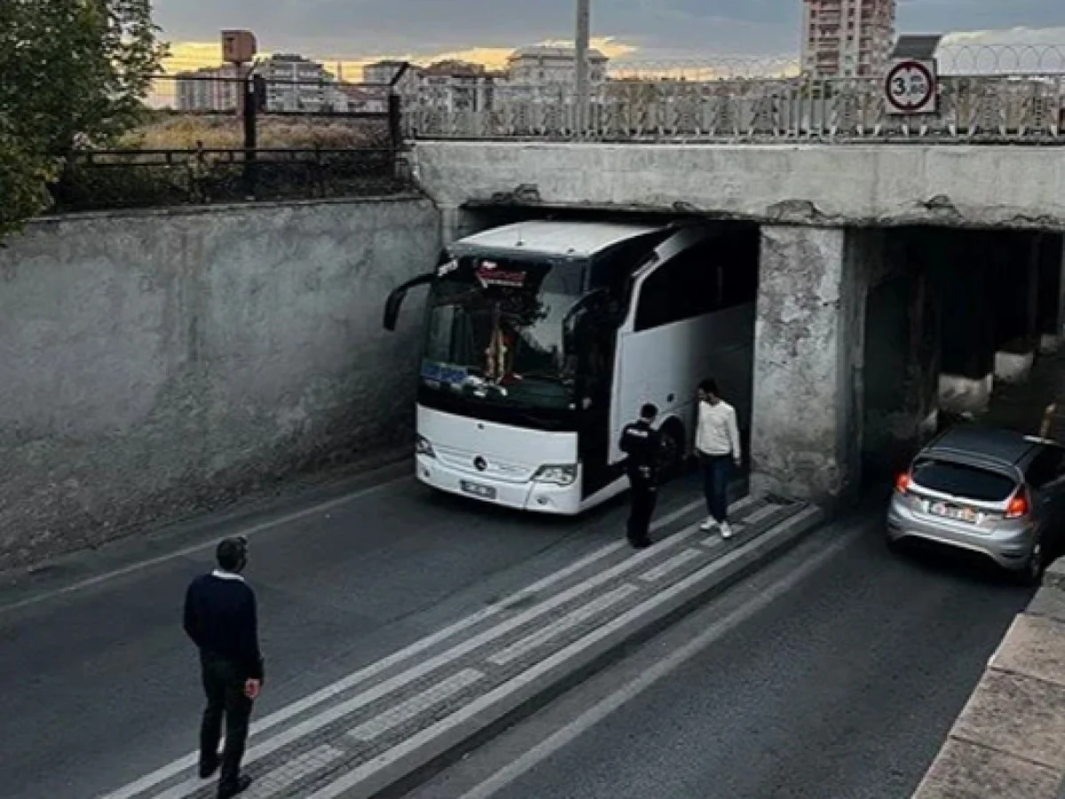 Ağrı 1970 Spor’un takım otobüsü alt geçide sıkıştı