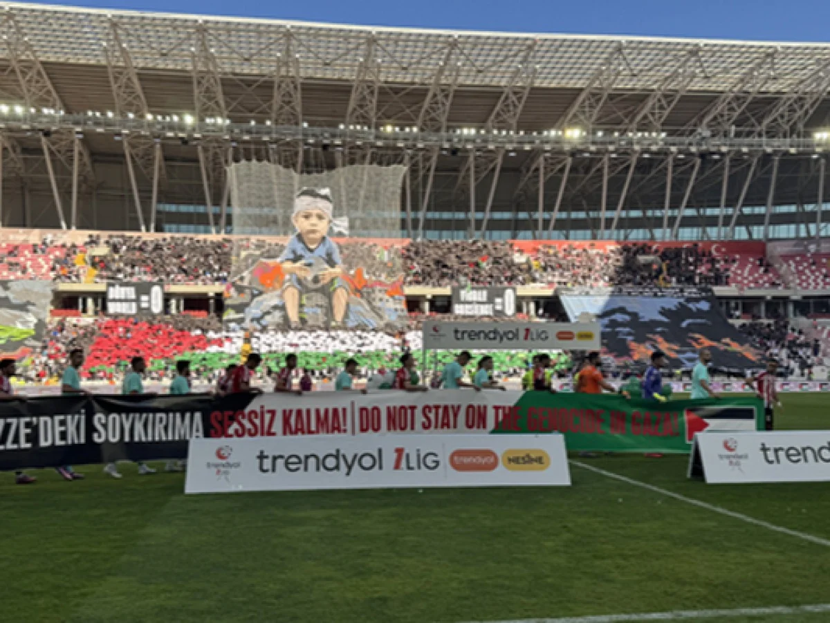 Sivasspor taraftarlarından "Gazze" koreografisi! "Dünya:0-Vicdan:0" 