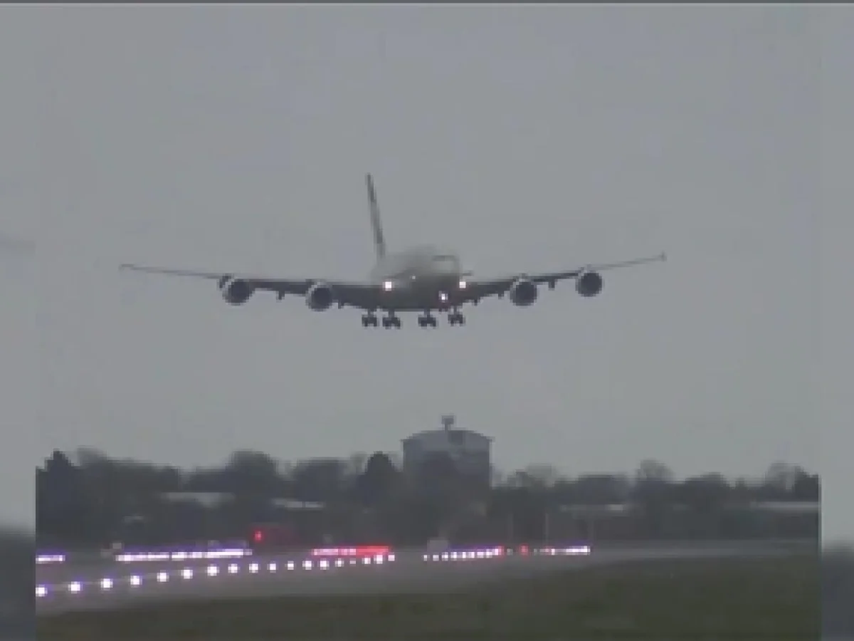 PSG futbol takımını taşıyan uçak şiddetli rüzgar nedeniyle piste yan iniş yaptı